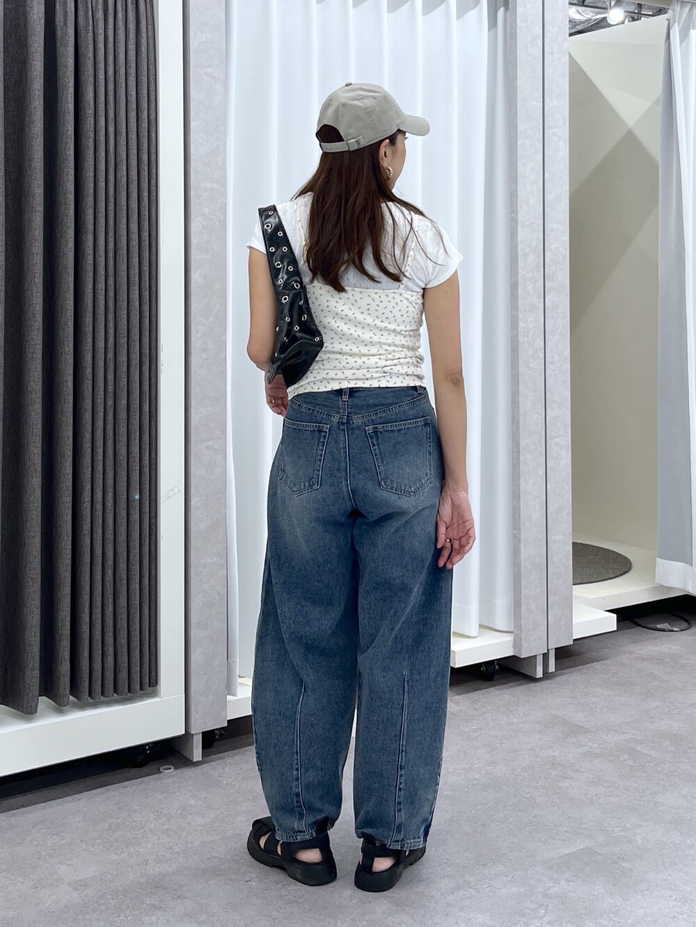 ホワイト系のTシャツ/カットソー、ブルー系のデニムパンツ、ブラック系のショルダーバッグを着用したレディースの夏コーディネートの6枚目の写真