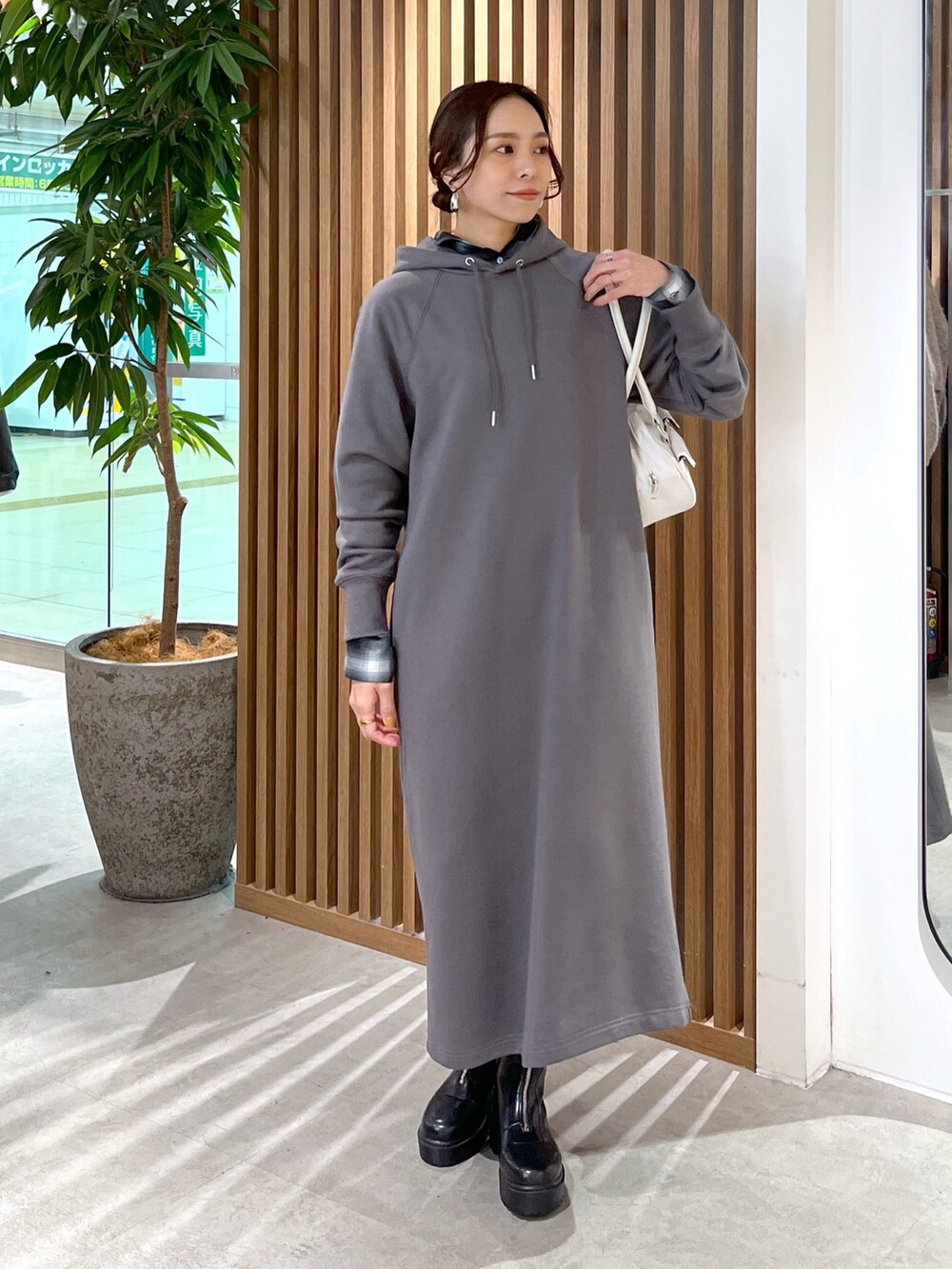 ブラック系のワンピース、ブラック系のシャツ/ブラウス、ホワイト系のトートバッグを着用したレディースの冬コーディネートの8枚目の写真