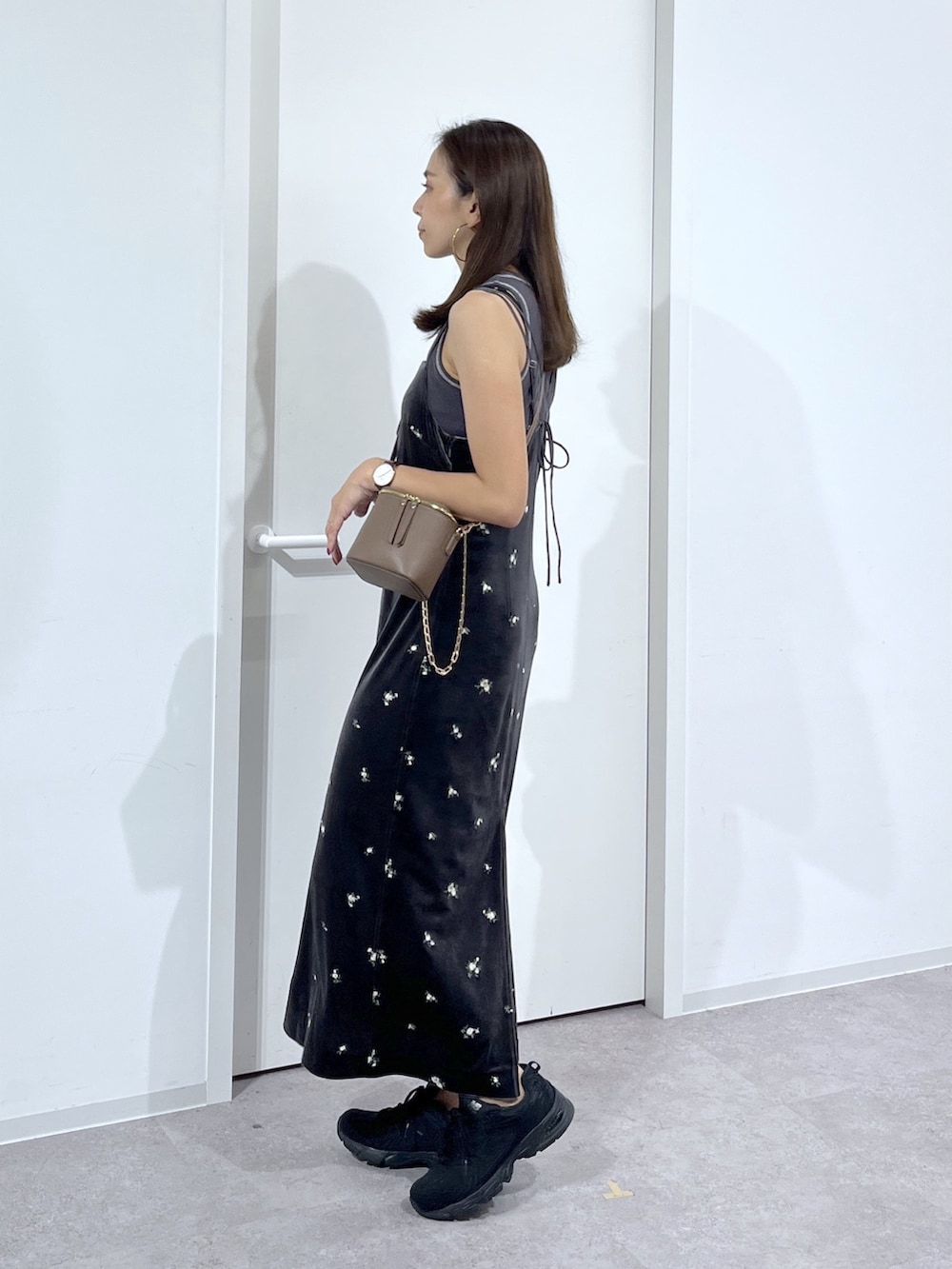 グレー系のワンピース、ブラック系のTシャツ/カットソー、ブラウン系のショルダーバッグを着用したレディースの夏コーディネートの4枚目の写真