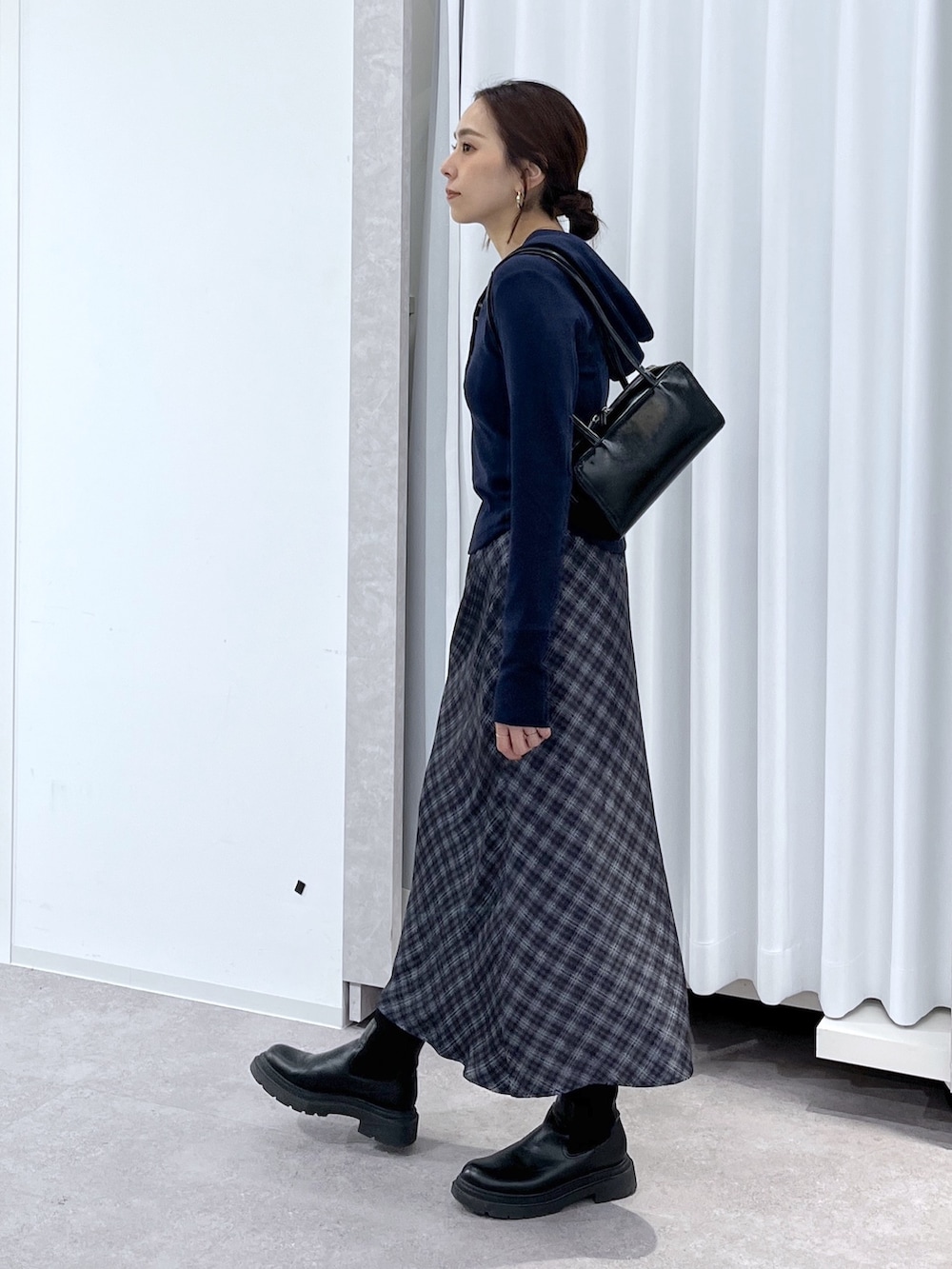 ブルー系のTシャツ/カットソー、グレー系のスカート、ブラック系のショルダーバッグを着用したレディースの春コーディネートの4枚目の写真