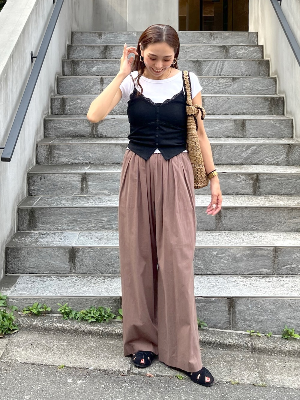 ブラウン系のその他パンツ、ブラック系のサンダル、ブラック系のTシャツ/カットソーを着用したレディースの夏コーディネートの7枚目の写真