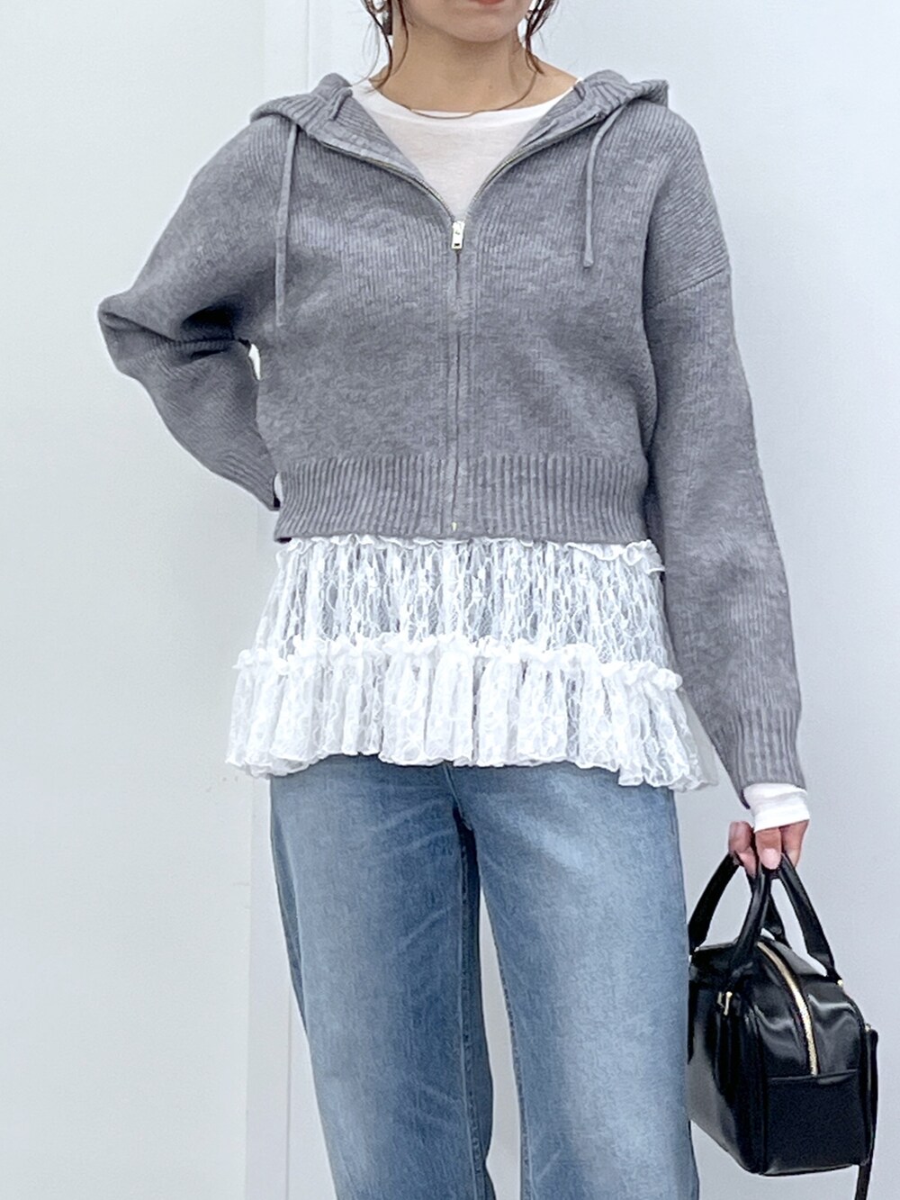 ブラック系のショルダーバッグ、ブルー系のデニムパンツ、ホワイト系のTシャツ/カットソーを着用したレディースの冬コーディネートの8枚目の写真