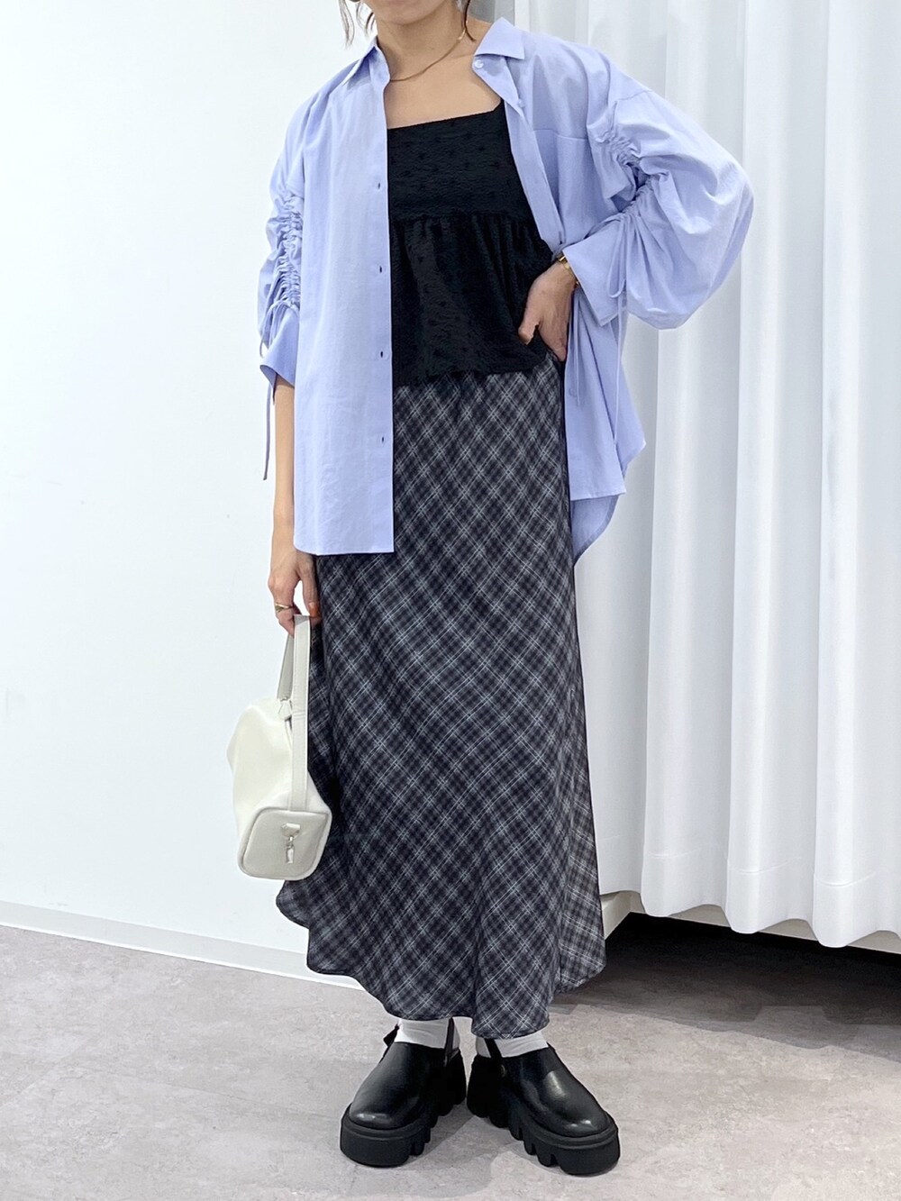 ホワイト系のハンドバッグ、ブルー系のシャツ/ブラウス、ブラック系のシャツ/ブラウスを着用したレディースの春コーディネートの8枚目の写真