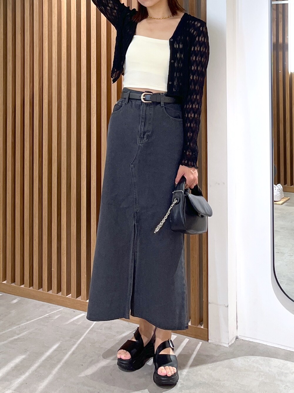 ブラック系のサンダル、ブラック系のショルダーバッグ、ホワイト系のキャミソールを着用したレディースの夏コーディネートの8枚目の写真