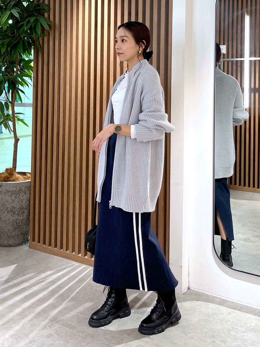 ホワイト系のTシャツ/カットソー、グレー系のワンピース、ブルー系のスカートを着用したレディースの秋コーディネートの8枚目の写真