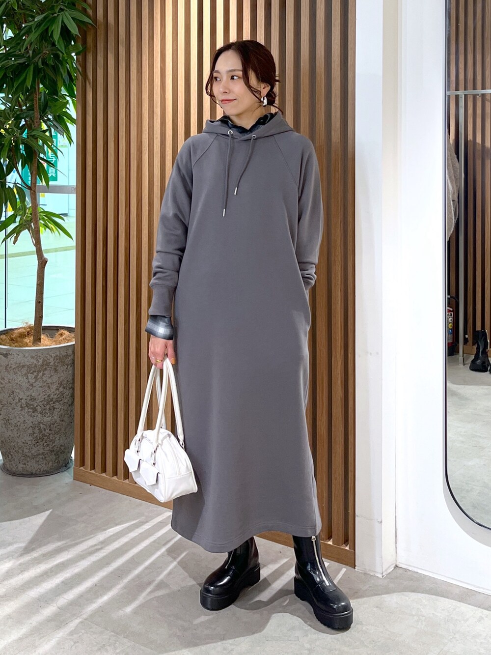 ブラック系のワンピース、ブラック系のシャツ/ブラウス、ホワイト系のトートバッグを着用したレディースの冬コーディネートの7枚目の写真