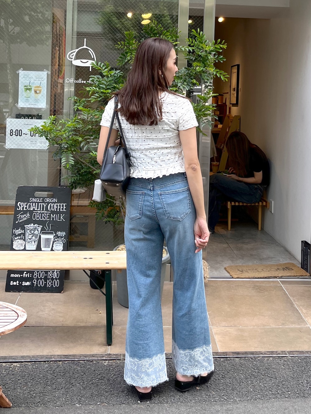 ブルー系のデニムパンツ、ホワイト系のTシャツ/カットソーを着用したレディースの夏コーディネートの6枚目の写真