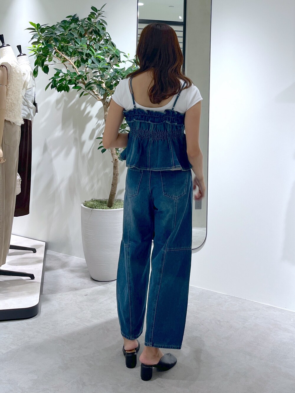 ブルー系のデニムパンツ、ホワイト系のTシャツ/カットソー、ブルー系のシャツ/ブラウスを着用したレディースの夏コーディネートの7枚目の写真