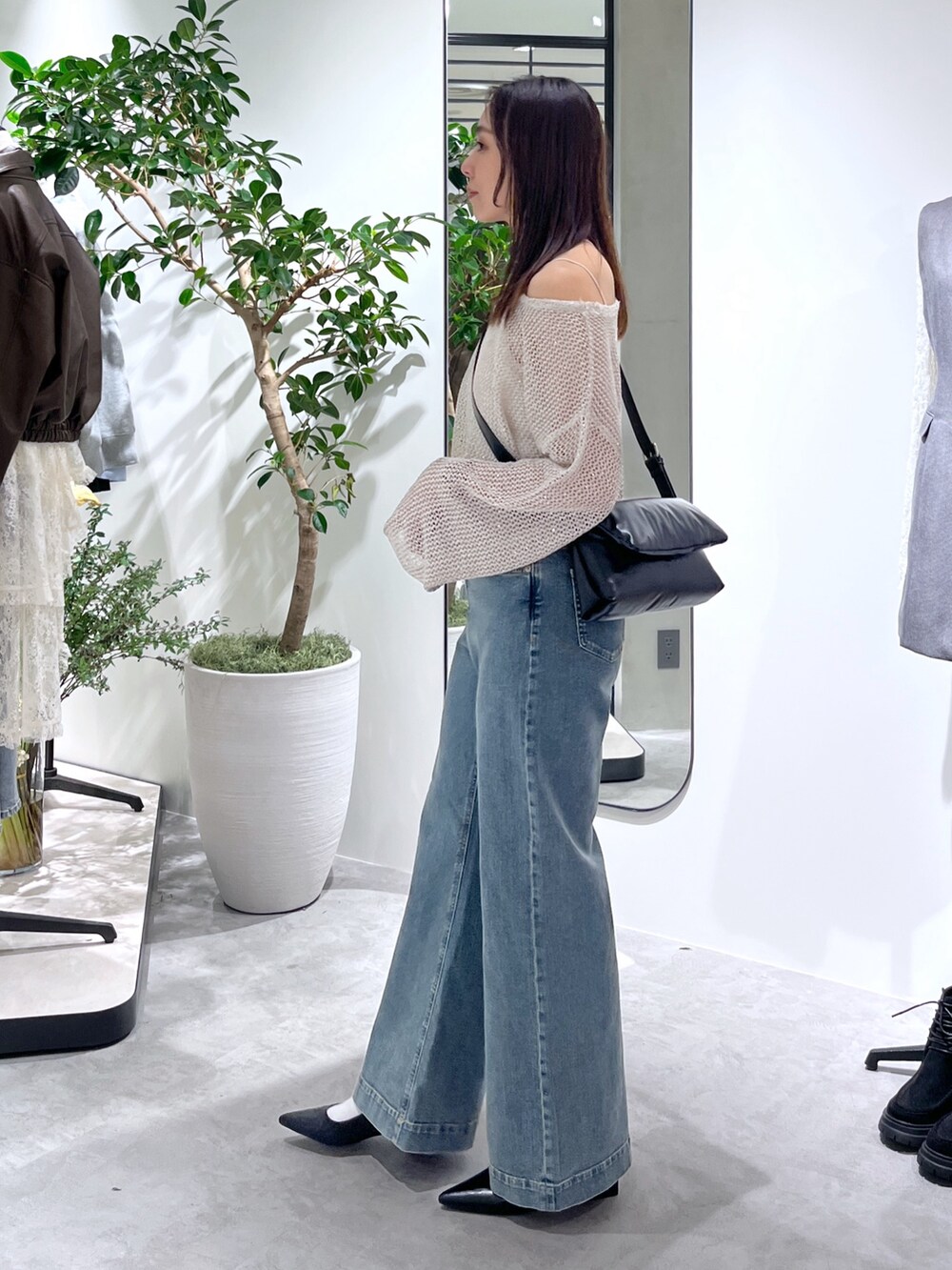 ホワイト系のニット/セーター、ホワイト系のキャミソール、ブラック系のショルダーバッグを着用したレディースの春コーディネートの8枚目の写真