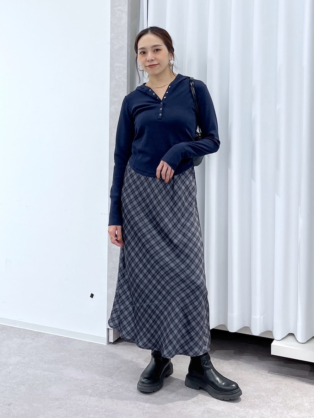 ブルー系のTシャツ/カットソー、グレー系のスカート、ブラック系のショルダーバッグを着用したレディースの春コーディネートの3枚目の写真