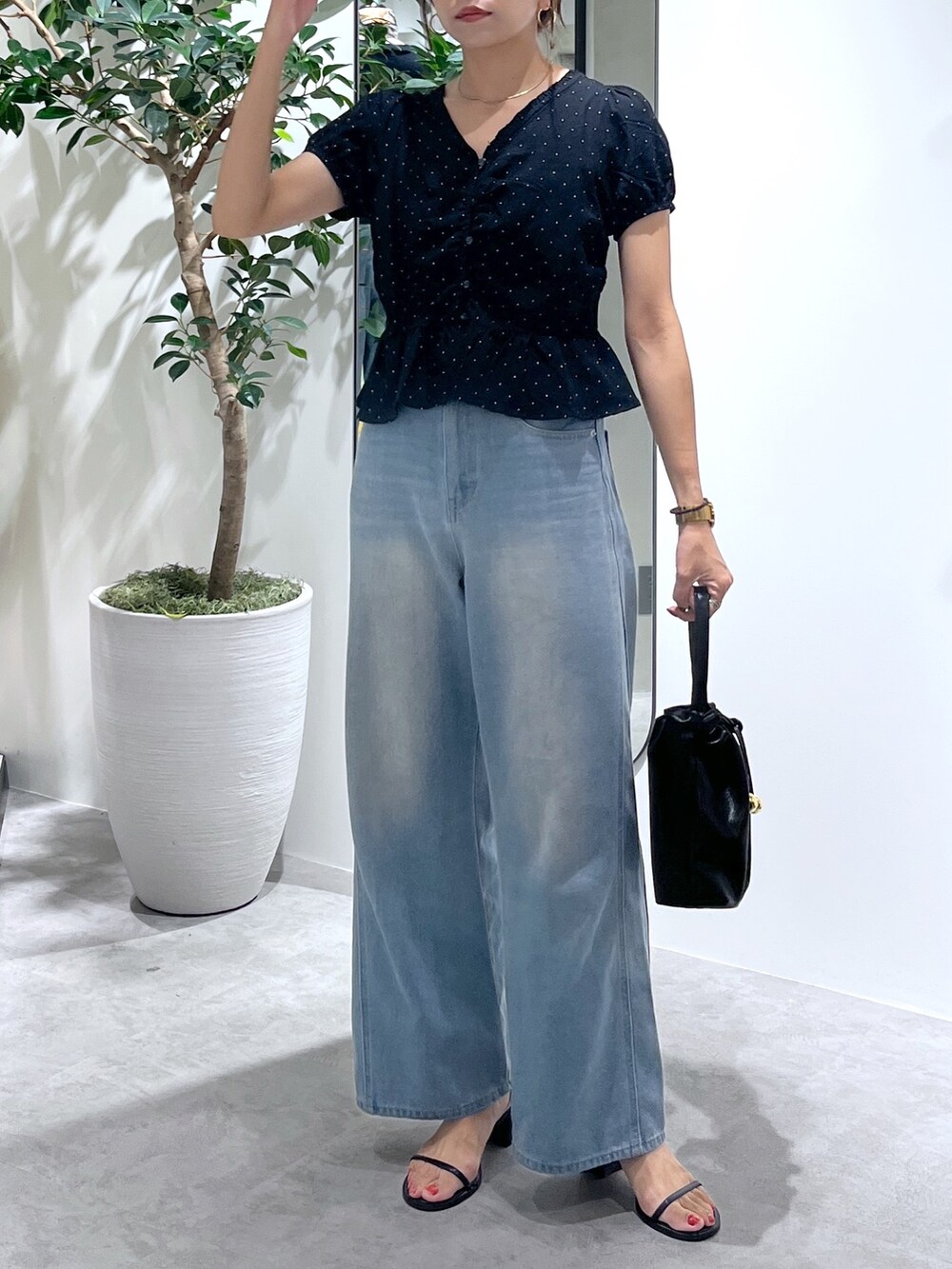 ブラック系のショルダーバッグ、ブルー系のデニムパンツ、ブラック系のシャツ/ブラウスを着用したレディースの夏コーディネートの8枚目の写真