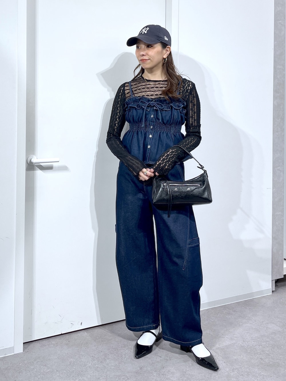 ブラック系のTシャツ/カットソー、ブルー系のシャツ/ブラウス、ブラック系のバッグを着用したレディースの春コーディネートの2枚目の写真