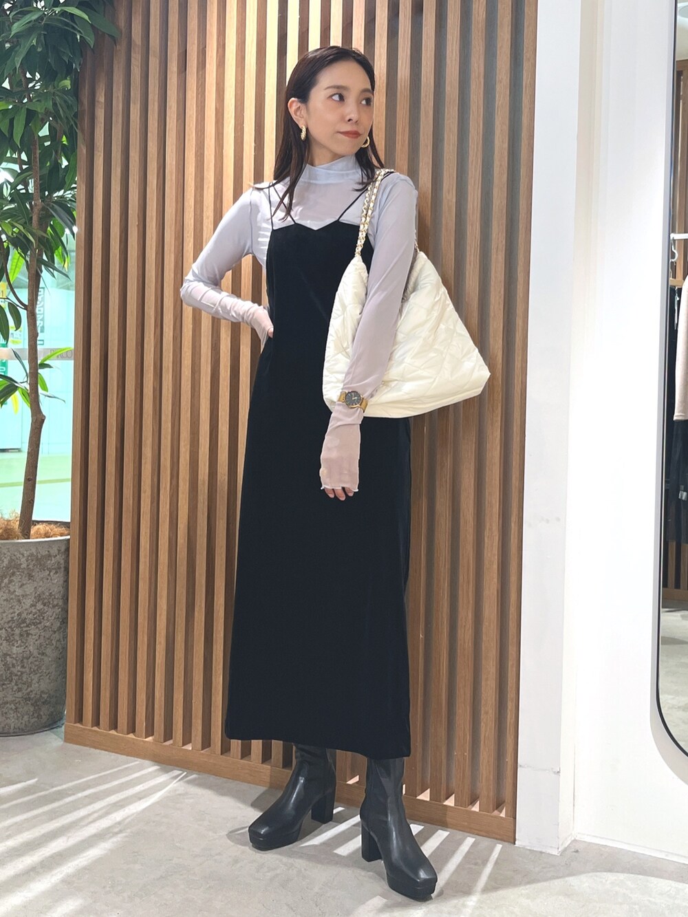 ブラック系のワンピース、ブルー系のTシャツ/カットソー、ホワイト系のトートバッグを着用したレディースの秋コーディネートの2枚目の写真