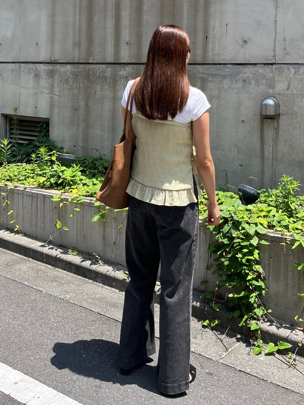 イエロー系のシャツ/ブラウス、ブラック系のデニムパンツ、ブラック系のサンダルを着用したレディースの夏コーディネートの4枚目の写真