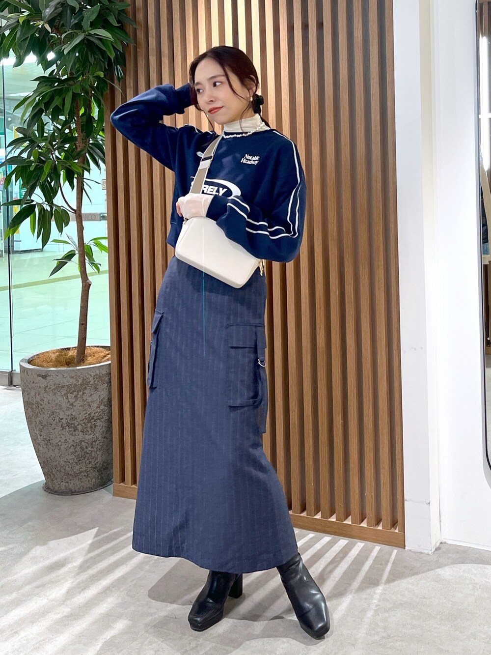 ホワイト系のTシャツ/カットソー、ホワイト系のショルダーバッグ、ブルー系のスウェットを着用したレディースの冬コーディネートの7枚目の写真