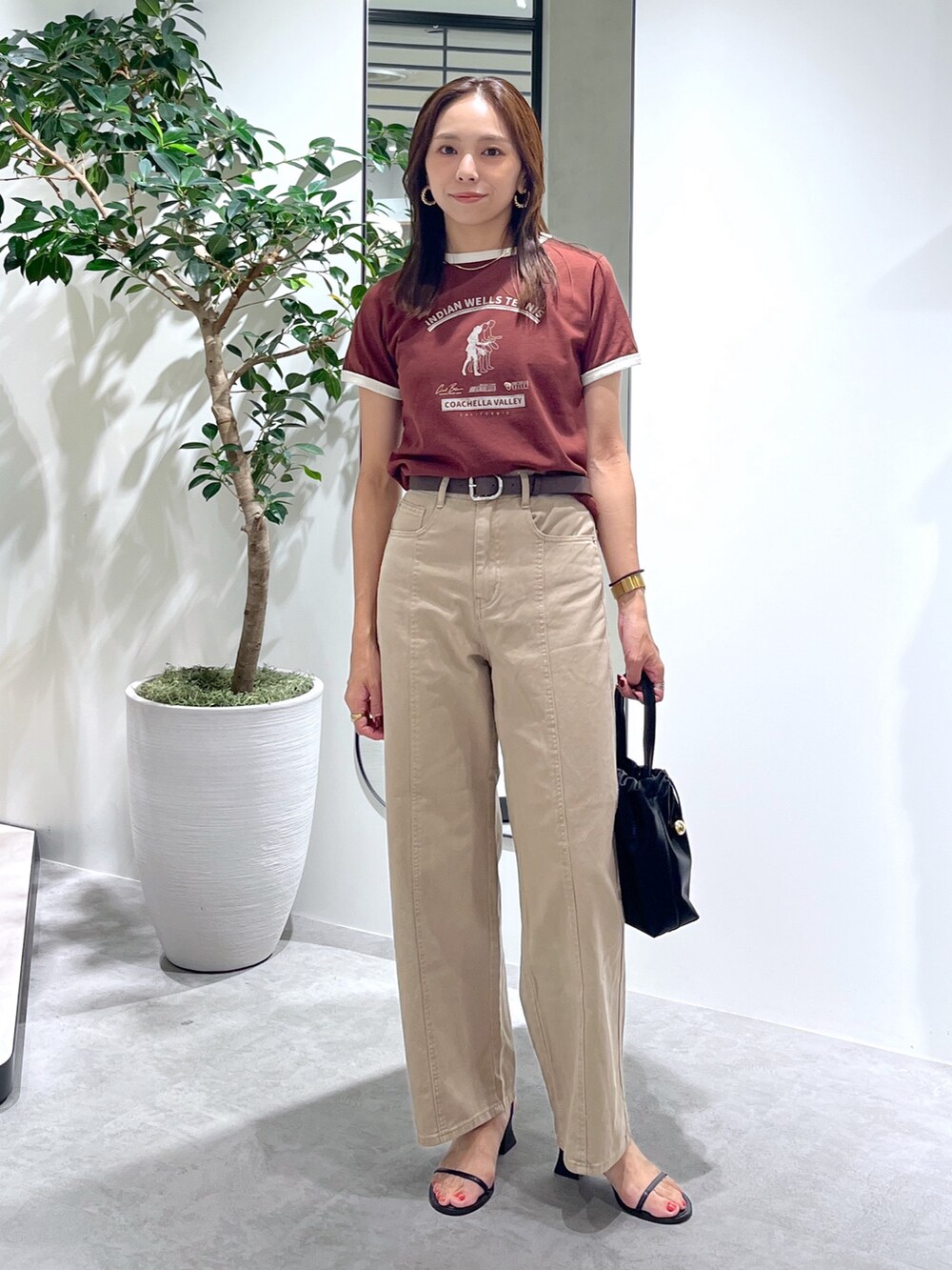 ブラウン系のTシャツ/カットソー、ベージュ系のデニムパンツ、ブラック系のショルダーバッグを着用したレディースの夏コーディネートの4枚目の写真