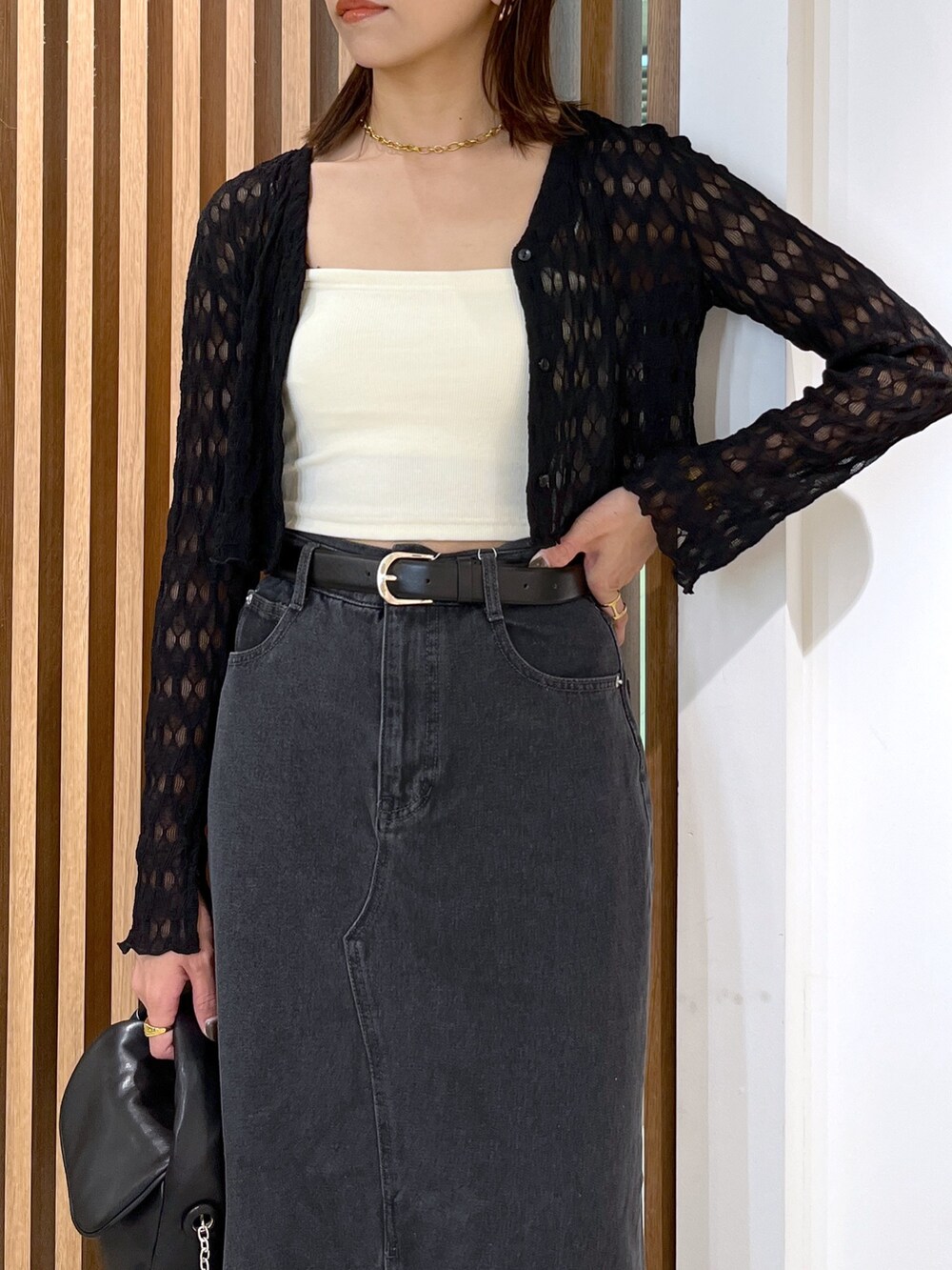 ブラック系のサンダル、ブラック系のショルダーバッグ、ホワイト系のキャミソールを着用したレディースの夏コーディネートの6枚目の写真