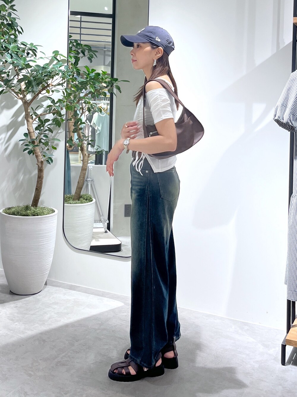 ホワイト系のTシャツ/カットソー、ホワイト系のキャミソール、ブルー系のデニムパンツを着用したレディースの夏コーディネートの6枚目の写真