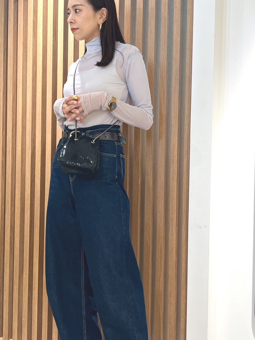 ブルー系のTシャツ/カットソー、ブルー系のデニムパンツ、ブラック系のショルダーバッグを着用したレディースの秋コーディネートの2枚目の写真