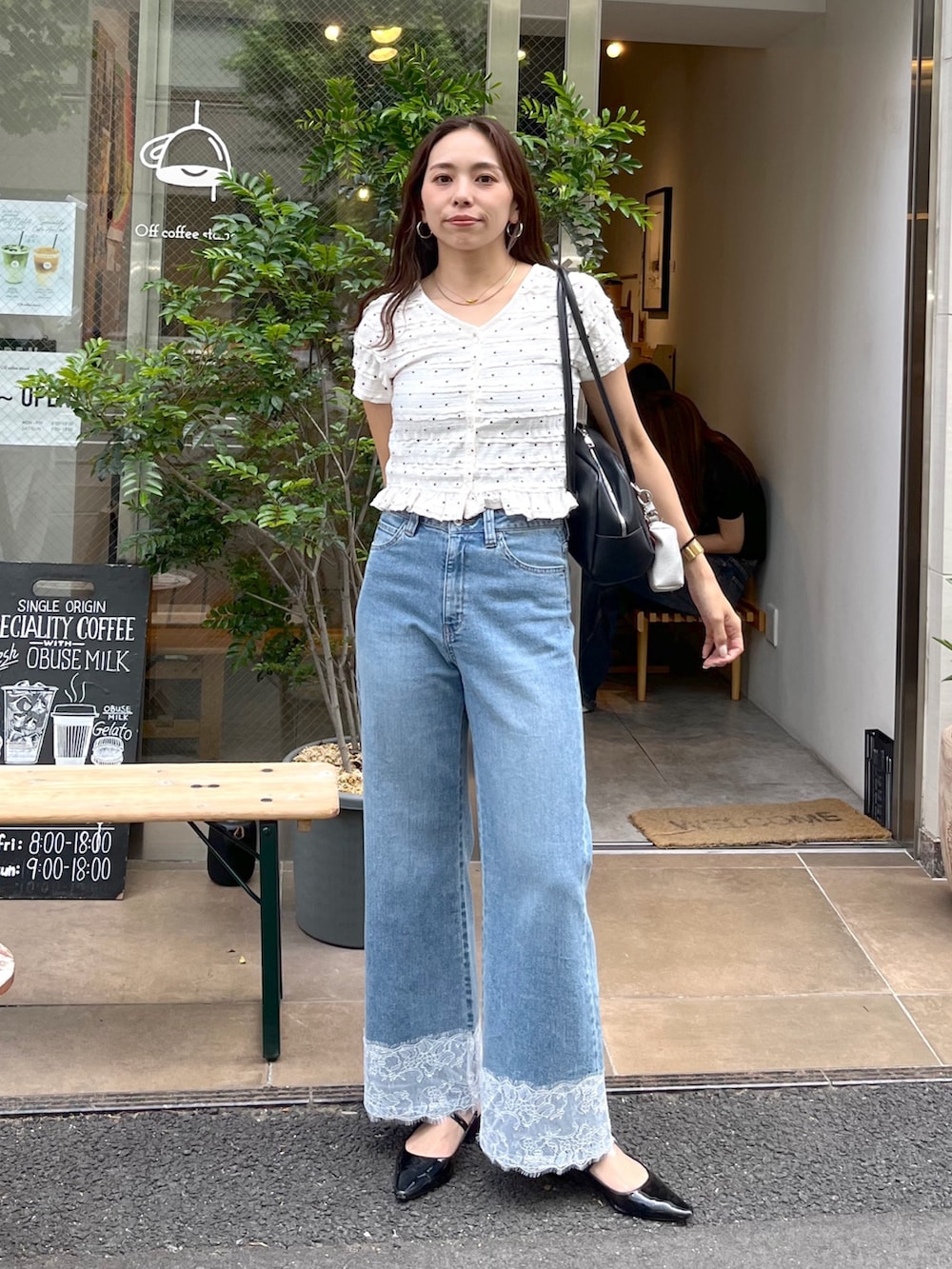 ブルー系のデニムパンツ、ホワイト系のTシャツ/カットソーを着用したレディースの夏コーディネートの3枚目の写真