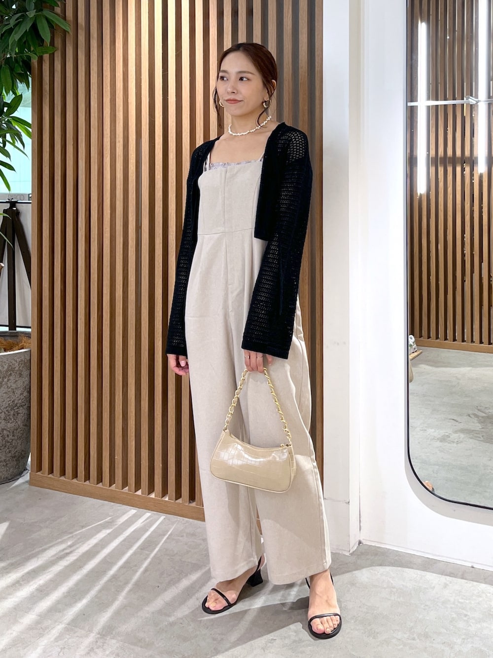 ブラック系のカーディガン/ボレロ、グレー系のキャミソール、ベージュ系のトートバッグを着用したレディースの夏コーディネートの7枚目の写真