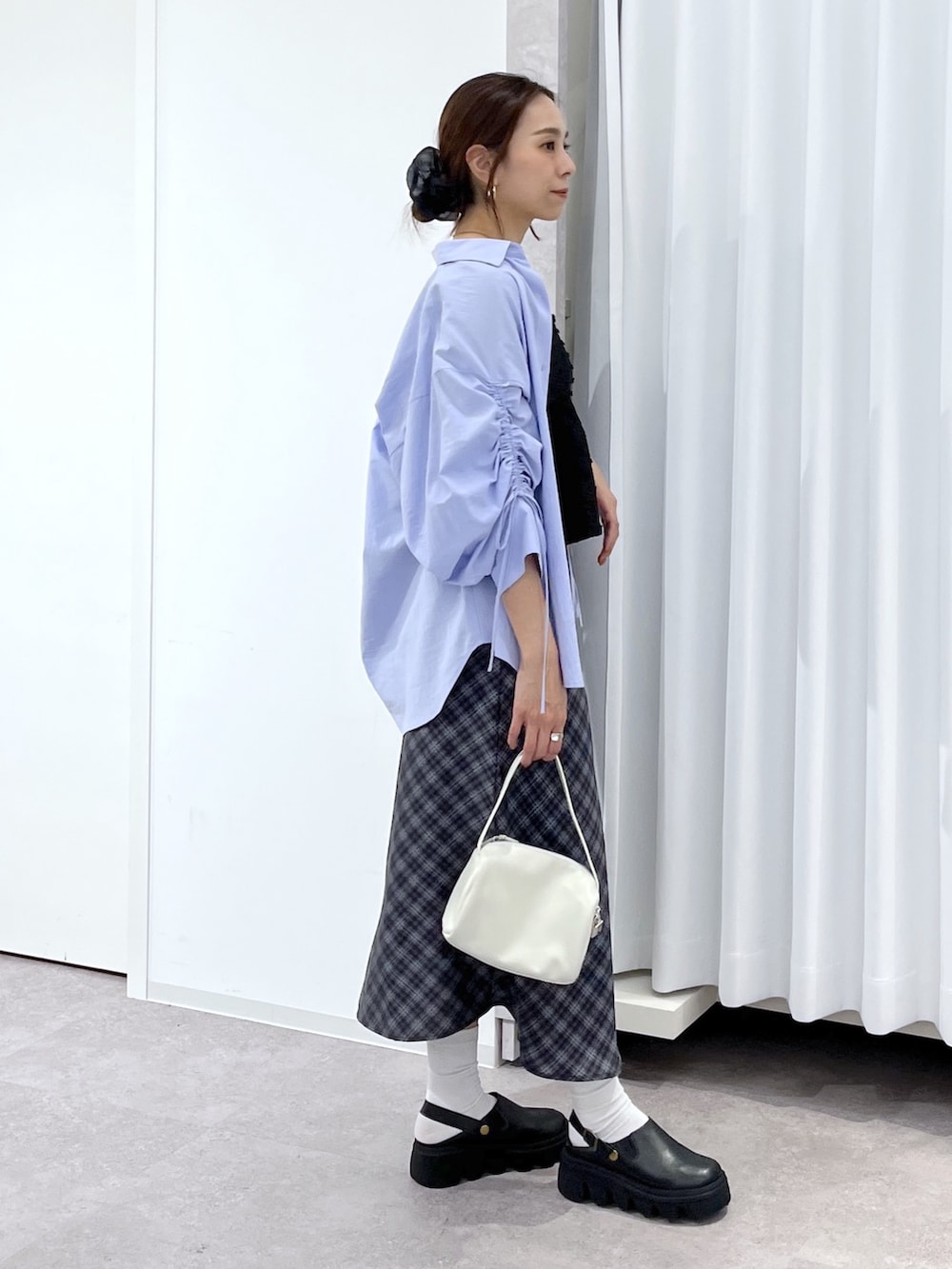 ホワイト系のハンドバッグ、ブルー系のシャツ/ブラウス、ブラック系のシャツ/ブラウスを着用したレディースの春コーディネートの4枚目の写真