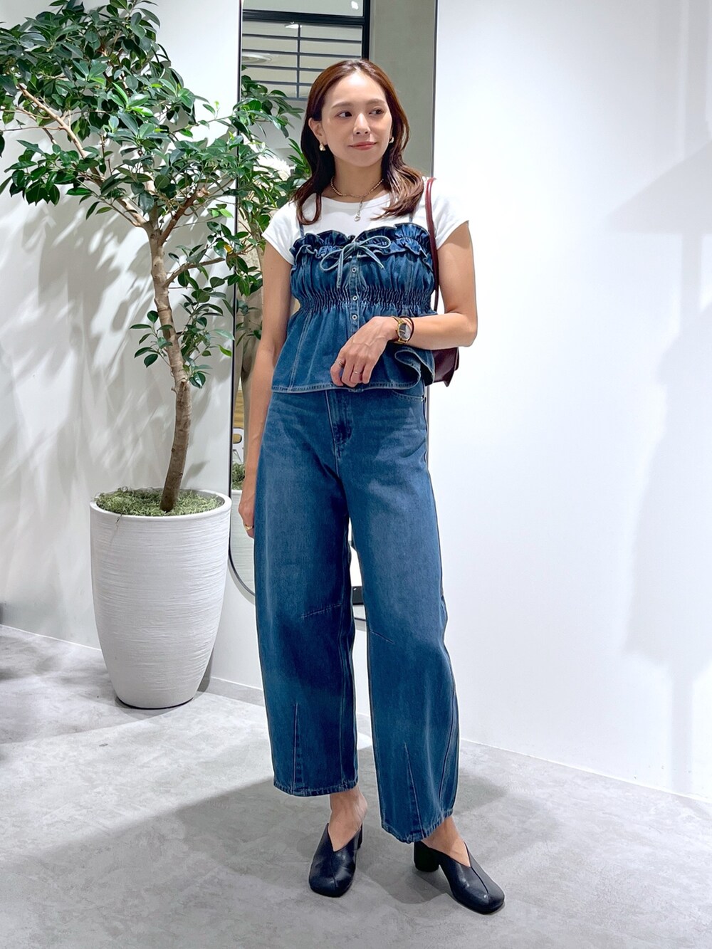 ブルー系のデニムパンツ、ホワイト系のTシャツ/カットソー、ブルー系のシャツ/ブラウスを着用したレディースの夏コーディネートの5枚目の写真