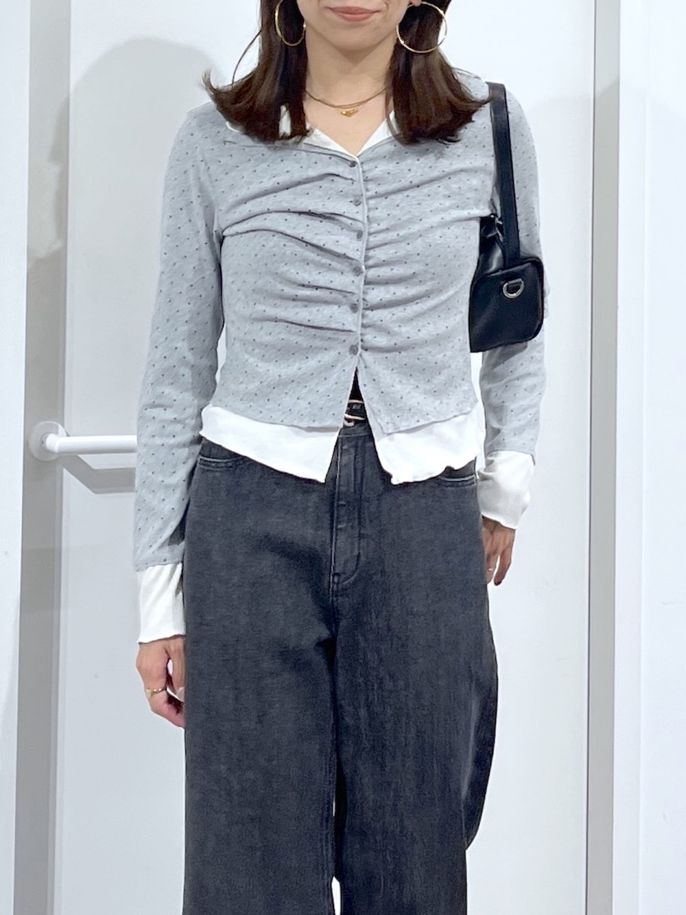グレー系のTシャツ/カットソー、ブラック系のデニムパンツ、ブラック系のハンドバッグを着用したレディースの夏コーディネートの5枚目の写真