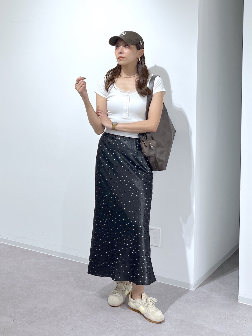 ホワイト系のTシャツ/カットソー、ブラウン系のショルダーバッグ、ブラック系のスカートを着用したレディースの夏コーディネートの9枚目の写真