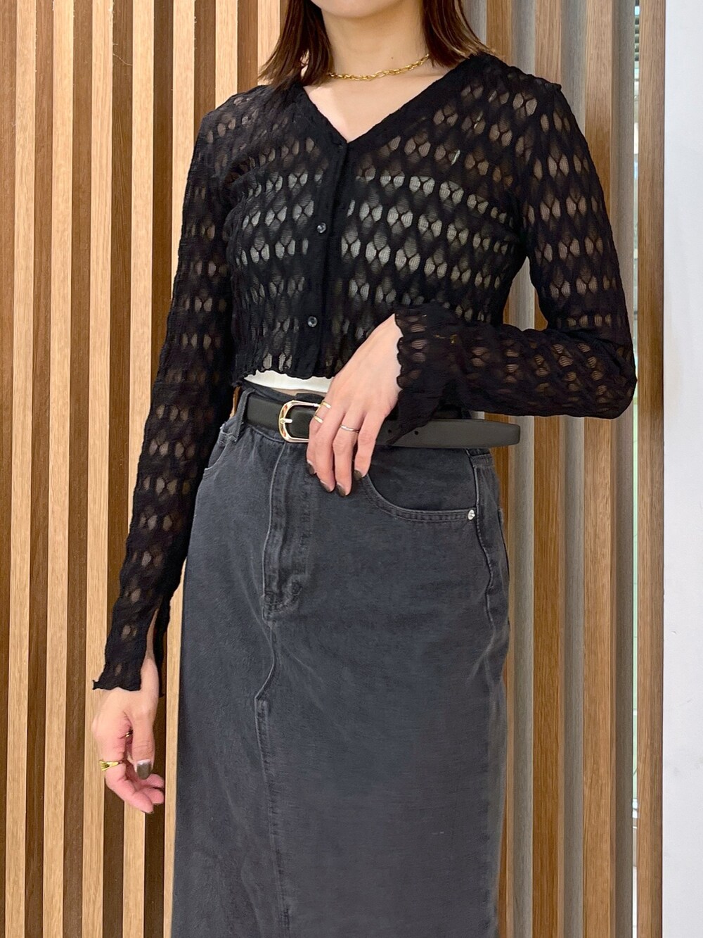 ブラック系のサンダル、ブラック系のショルダーバッグ、ホワイト系のキャミソールを着用したレディースの夏コーディネートの7枚目の写真