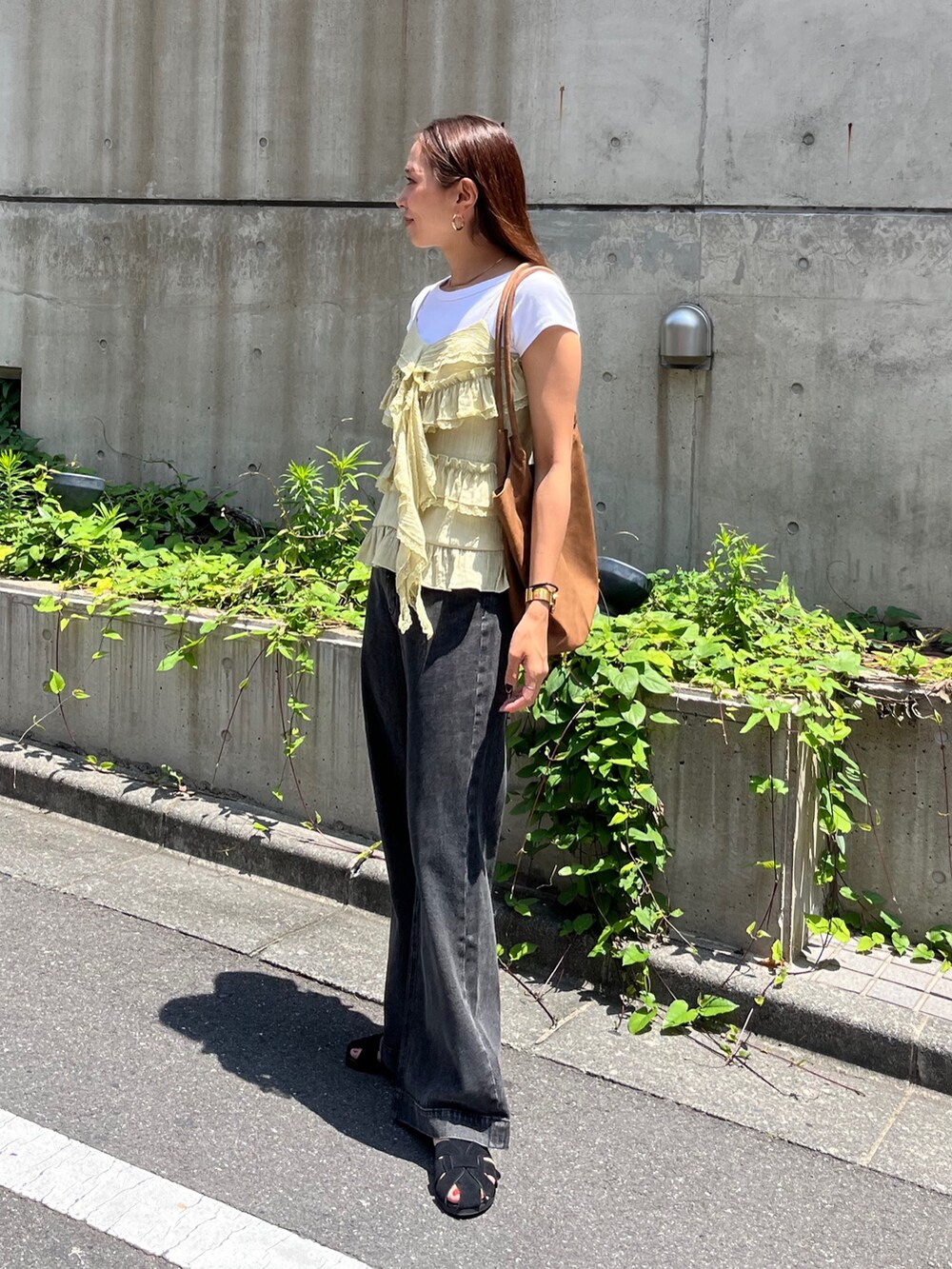 イエロー系のシャツ/ブラウス、ブラック系のデニムパンツ、ブラック系のサンダルを着用したレディースの夏コーディネートの3枚目の写真