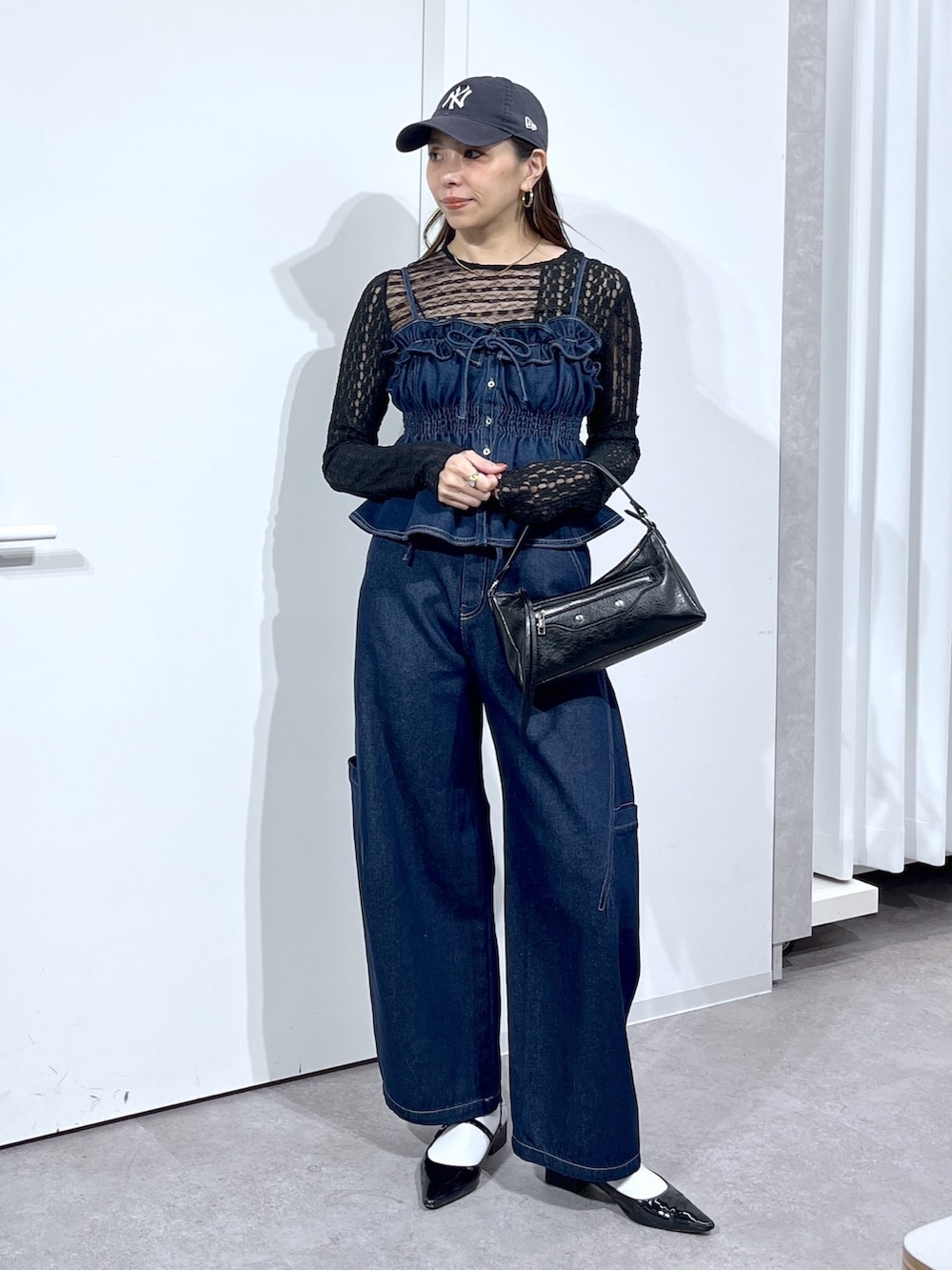 ブラック系のTシャツ/カットソー、ブルー系のシャツ/ブラウス、ブラック系のバッグを着用したレディースの春コーディネートの8枚目の写真