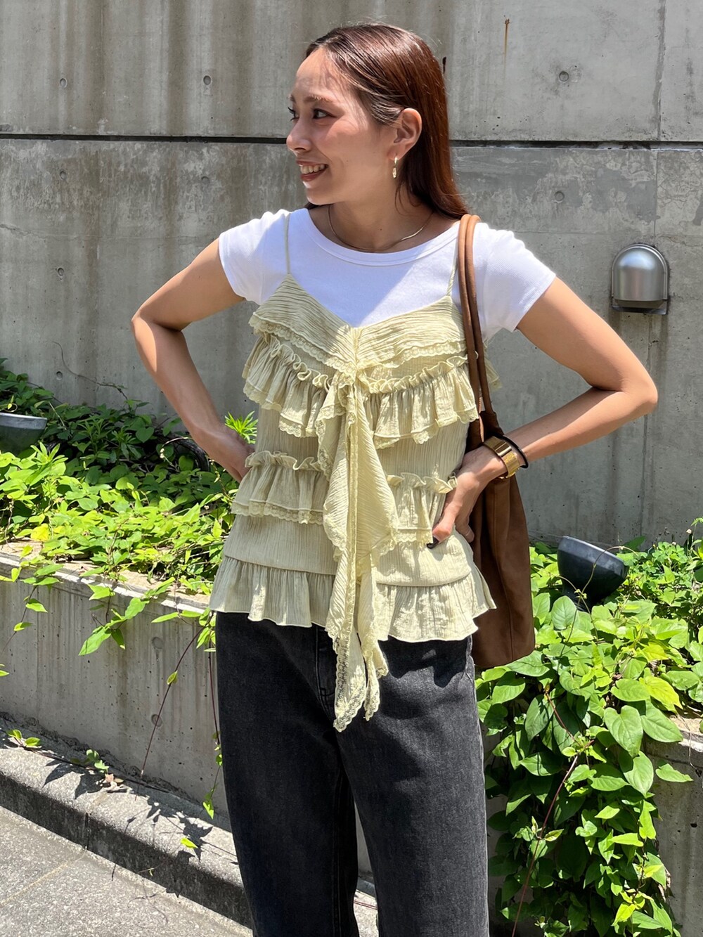 イエロー系のシャツ/ブラウス、ブラック系のデニムパンツ、ブラック系のサンダルを着用したレディースの夏コーディネートの7枚目の写真