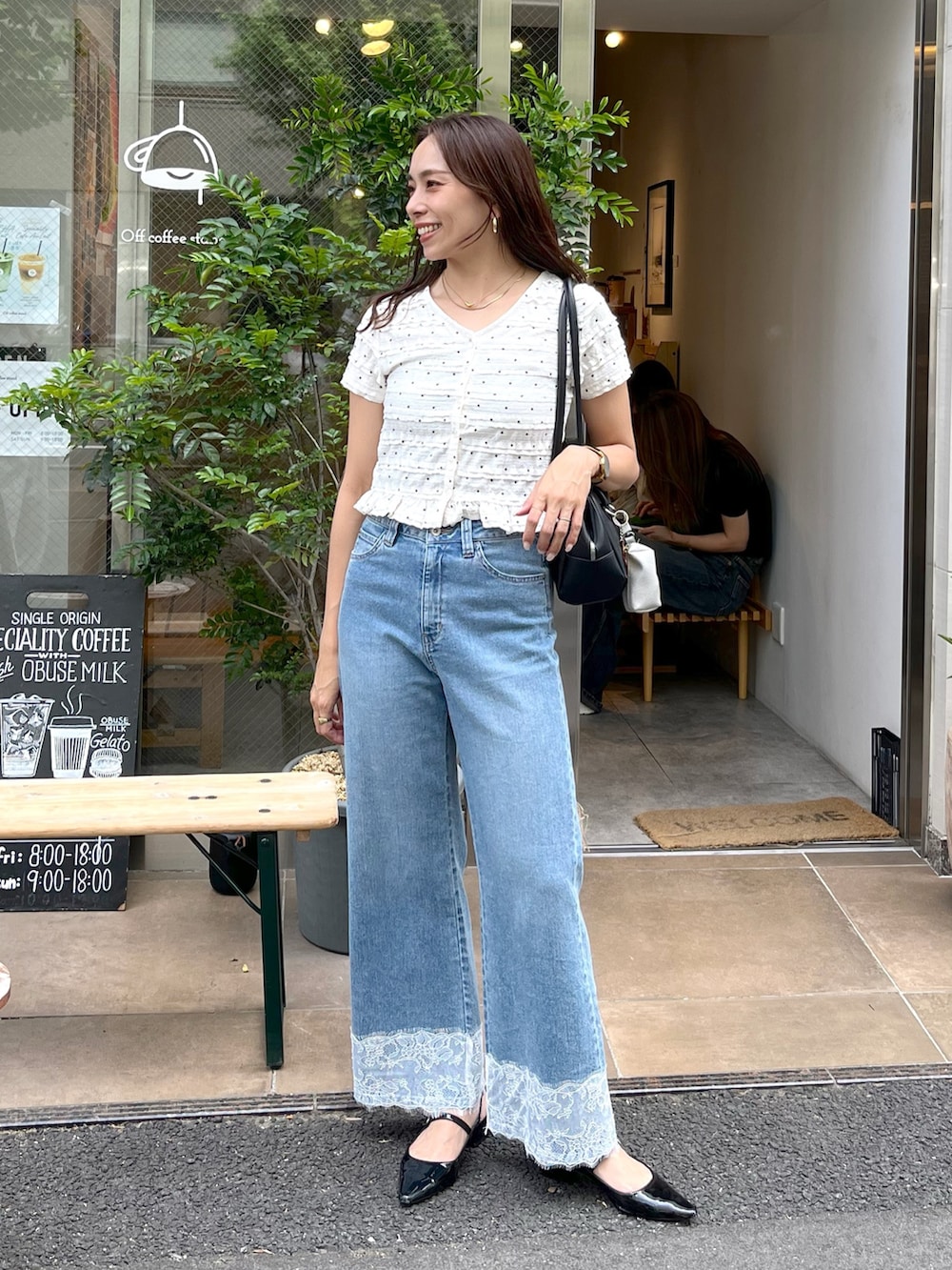 ブルー系のデニムパンツ、ホワイト系のTシャツ/カットソーを着用したレディースの夏コーディネートの2枚目の写真