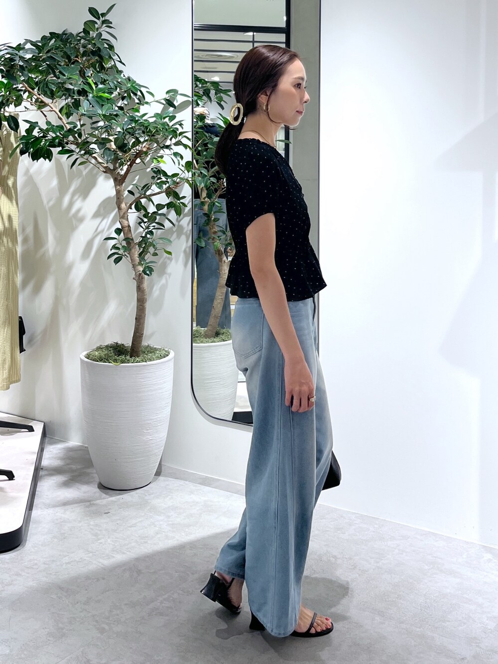 ブラック系のショルダーバッグ、ブルー系のデニムパンツ、ブラック系のシャツ/ブラウスを着用したレディースの夏コーディネートの6枚目の写真