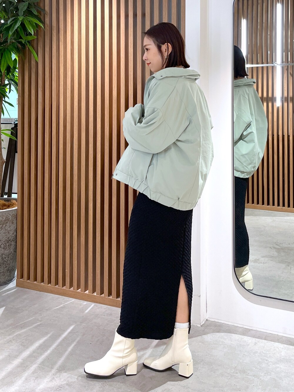 グリーン系のブルゾン、ホワイト系のTシャツ/カットソー、ホワイト系のボディバッグ/ウエストポーチを着用したレディースの春コーディネートの3枚目の写真