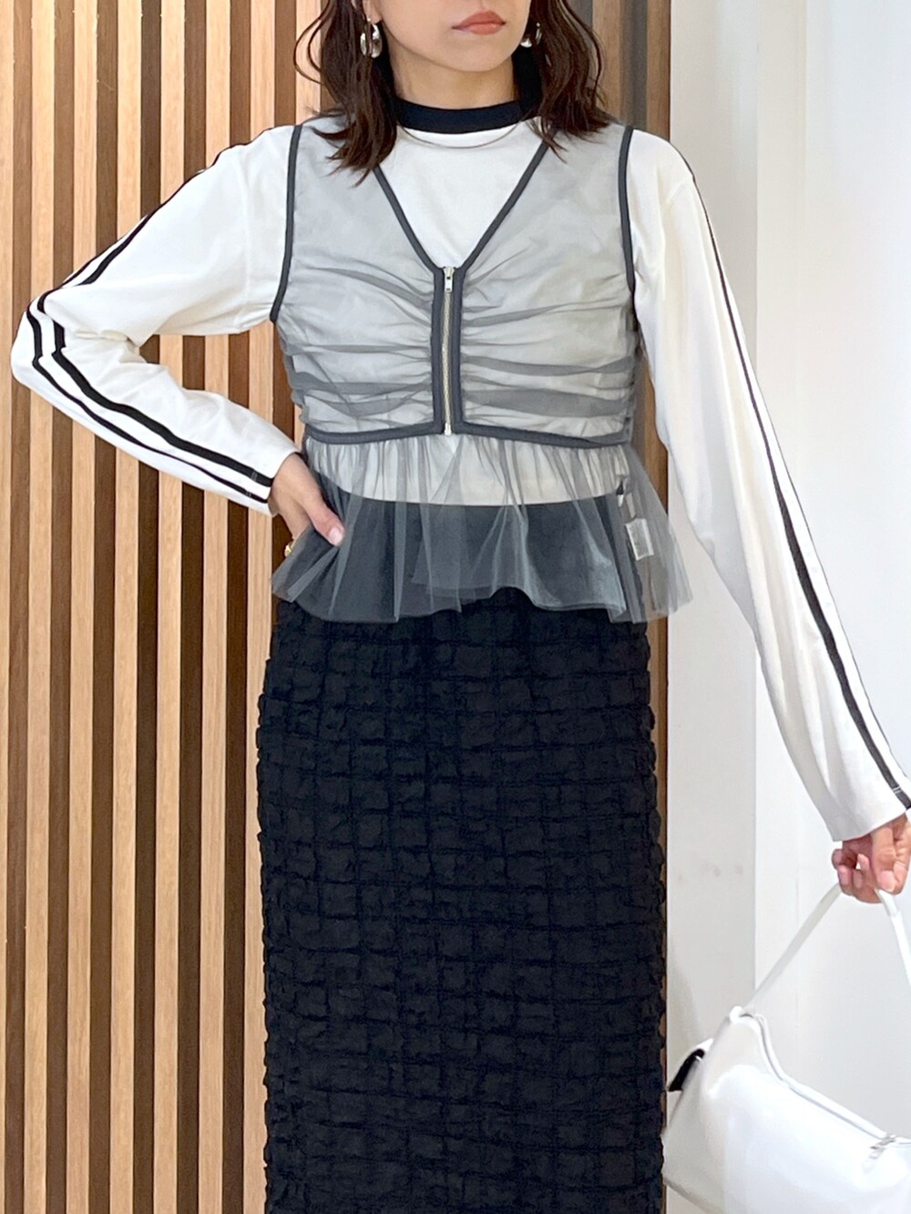 ホワイト系のTシャツ/カットソー、グレー系のシャツ/ブラウス、ブラック系のスカートを着用したレディースの秋コーディネートの6枚目の写真