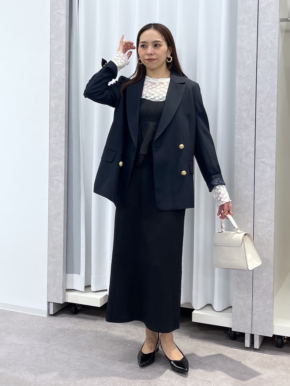 ホワイト系のTシャツ/カットソー、ブルー系のテーラードジャケット、ブラック系のワンピースを着用したレディースの冬コーディネートの8枚目の写真