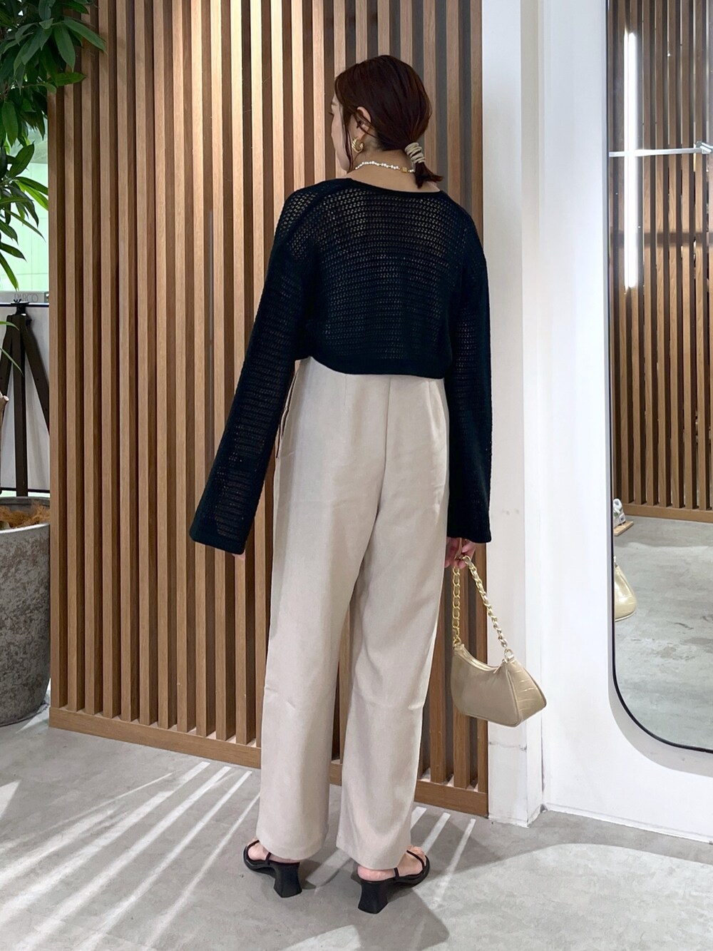 ブラック系のカーディガン/ボレロ、グレー系のキャミソール、ベージュ系のトートバッグを着用したレディースの夏コーディネートの4枚目の写真