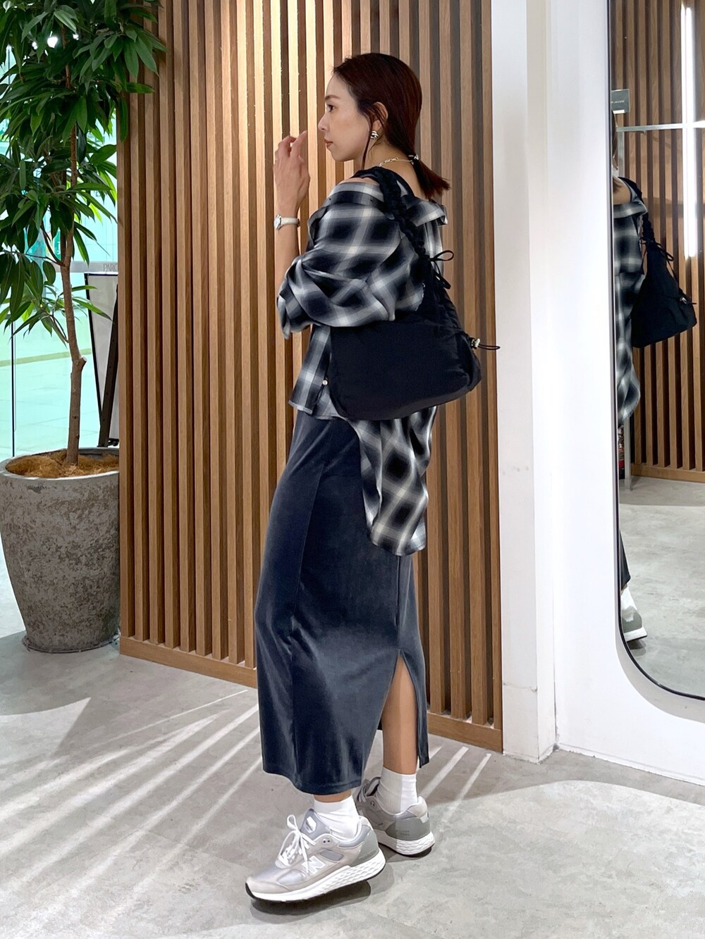 ブラック系のハンドバッグ、ブラック系のシャツ/ブラウス、グレー系のワンピースを着用したレディースの秋コーディネートの4枚目の写真