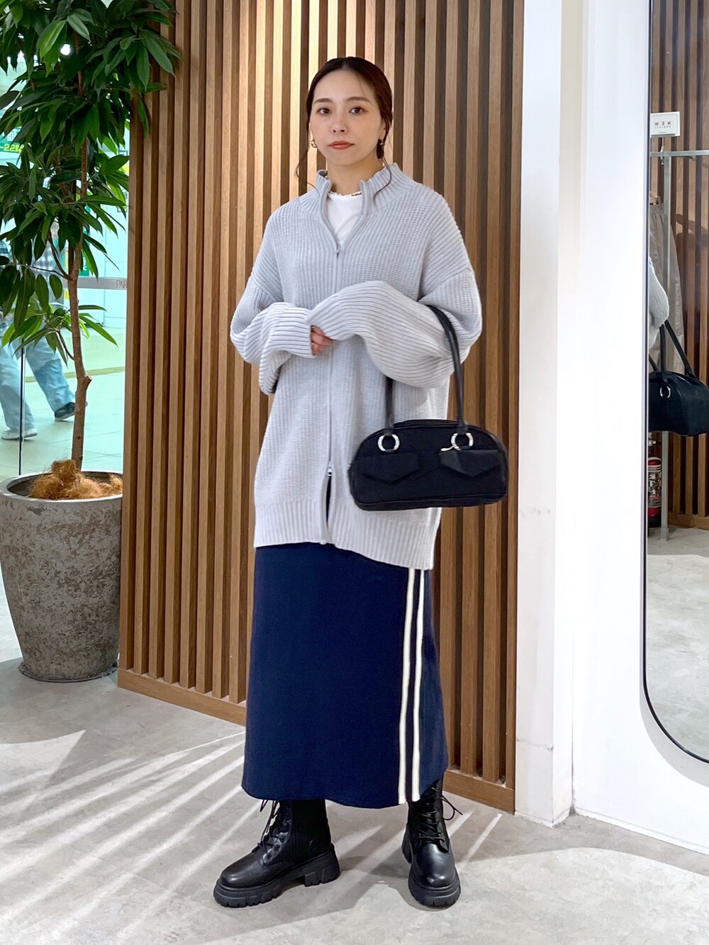 ホワイト系のTシャツ/カットソー、グレー系のワンピース、ブルー系のスカートを着用したレディースの秋コーディネートの7枚目の写真