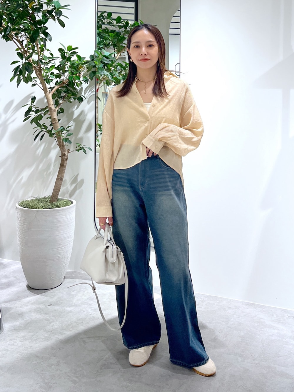 natsumiさんの「楊柳シアーシャツ（FREE'S MART）」を使ったコーディネートの8枚目の写真
