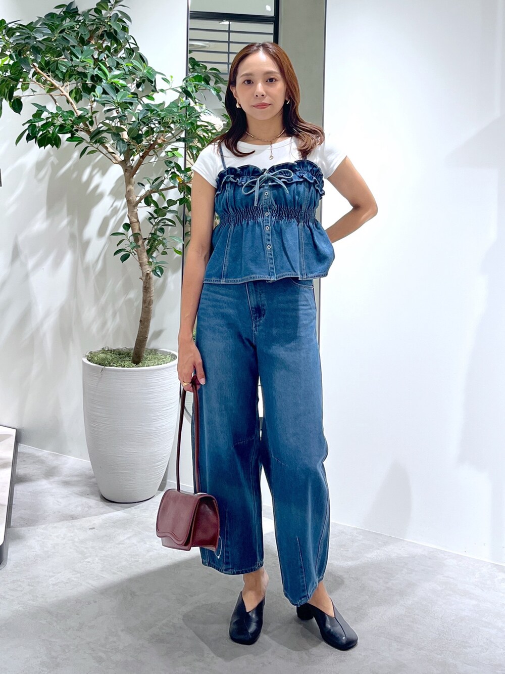 ブルー系のデニムパンツ、ホワイト系のTシャツ/カットソー、ブルー系のシャツ/ブラウスを着用したレディースの夏コーディネートの9枚目の写真