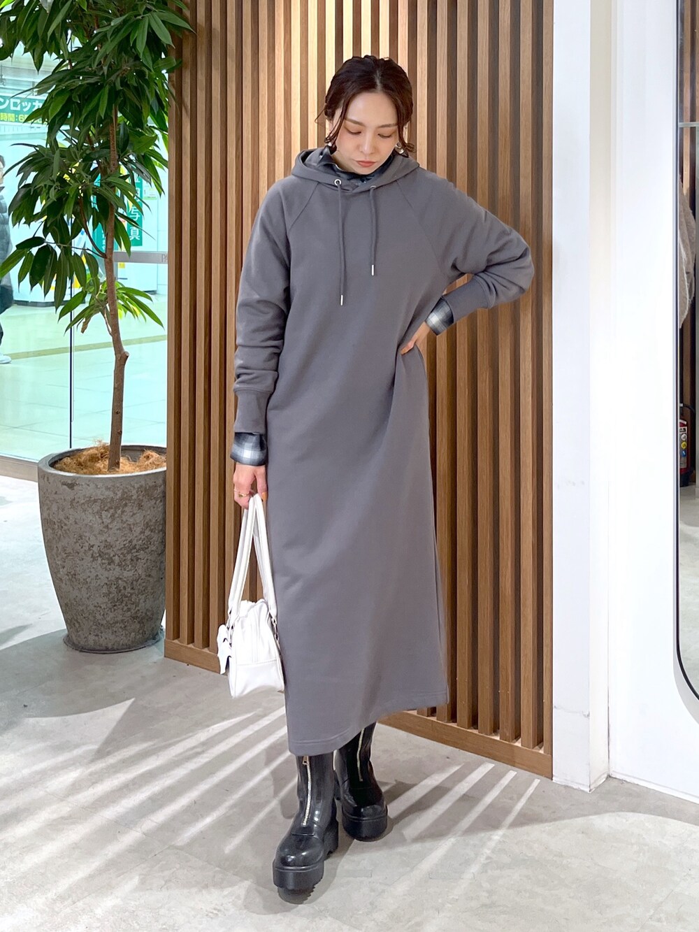 ブラック系のワンピース、ブラック系のシャツ/ブラウス、ホワイト系のトートバッグを着用したレディースの冬コーディネートの2枚目の写真