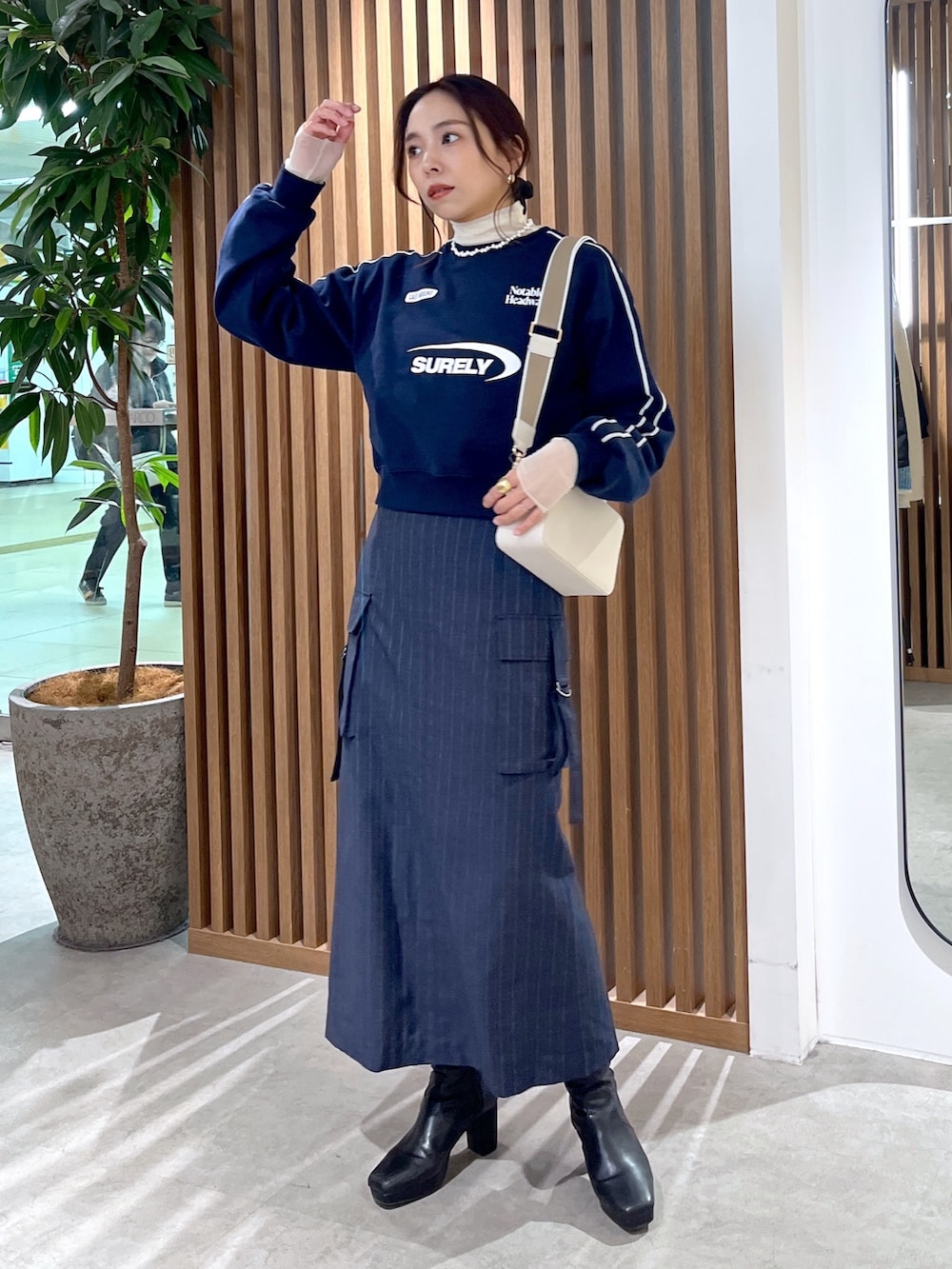 ホワイト系のTシャツ/カットソー、ホワイト系のショルダーバッグ、ブルー系のスウェットを着用したレディースの冬コーディネートの3枚目の写真