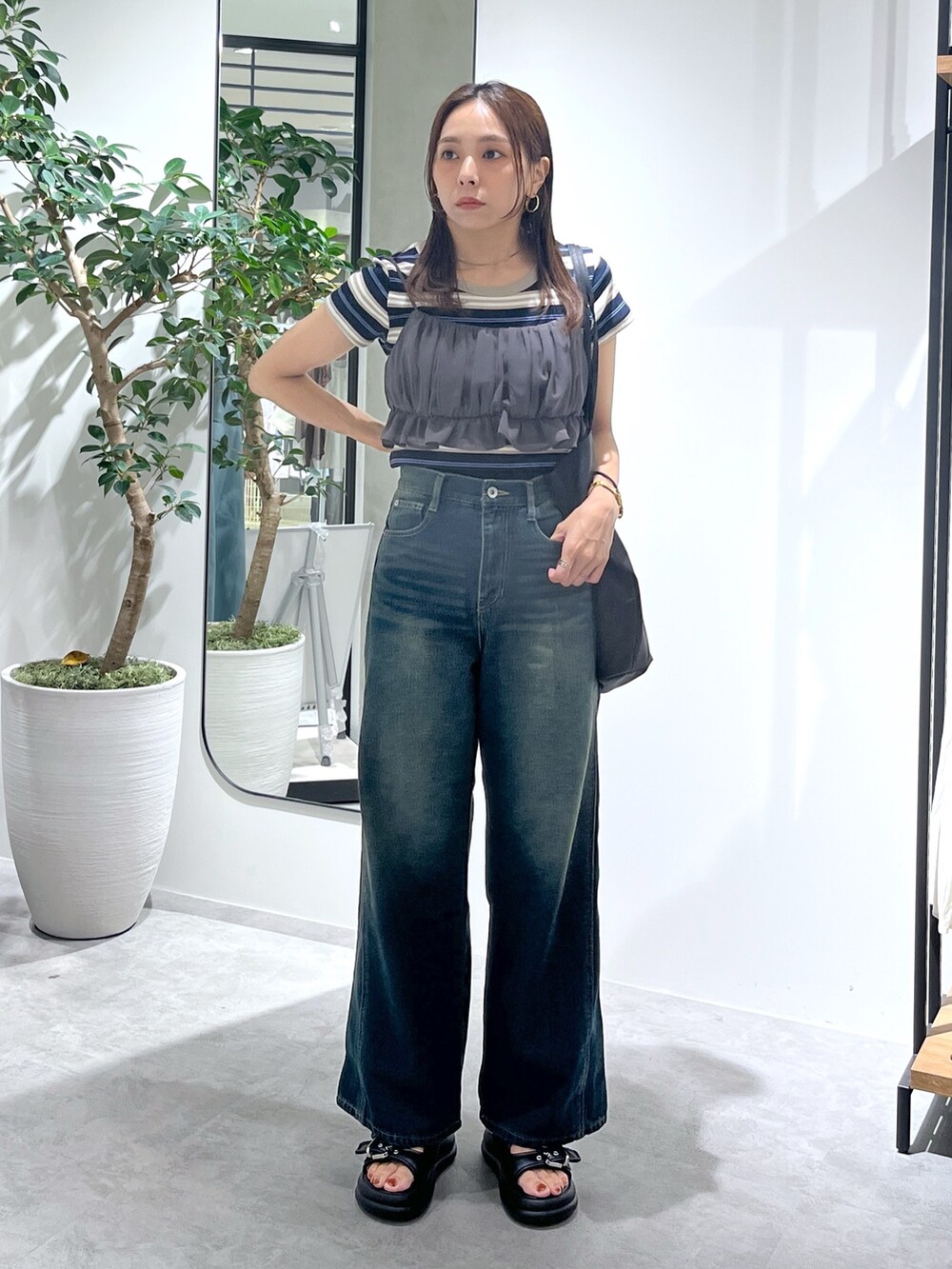 ブラック系のトートバッグ、ブルー系のTシャツ/カットソー、グレー系のシャツ/ブラウスを着用したレディースの夏コーディネートの9枚目の写真