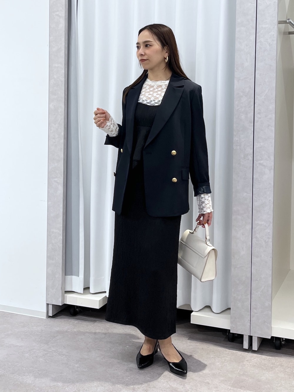ホワイト系のTシャツ/カットソー、ブルー系のテーラードジャケット、ブラック系のワンピースを着用したレディースの冬コーディネートの3枚目の写真
