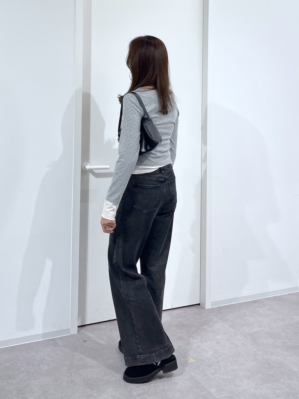 グレー系のTシャツ/カットソー、ブラック系のデニムパンツ、ブラック系のハンドバッグを着用したレディースの夏コーディネートの6枚目の写真