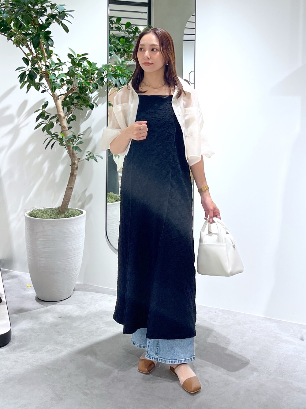 ホワイト系のシャツ/ブラウス、ブラック系のワンピース、ホワイト系のトートバッグを着用したレディースの春コーディネートの4枚目の写真