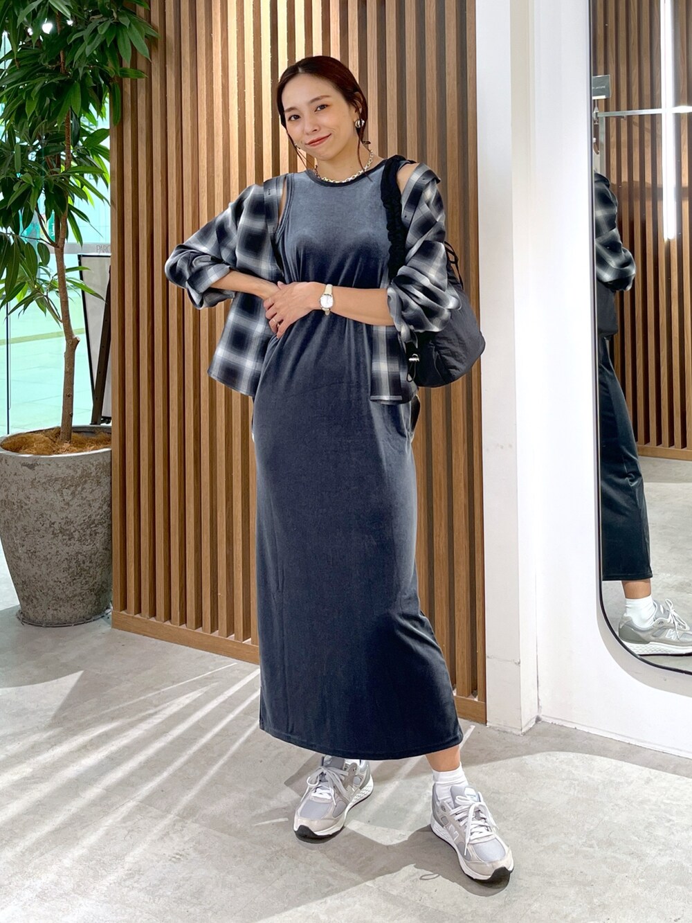 ブラック系のハンドバッグ、ブラック系のシャツ/ブラウス、グレー系のワンピースを着用したレディースの秋コーディネートの2枚目の写真